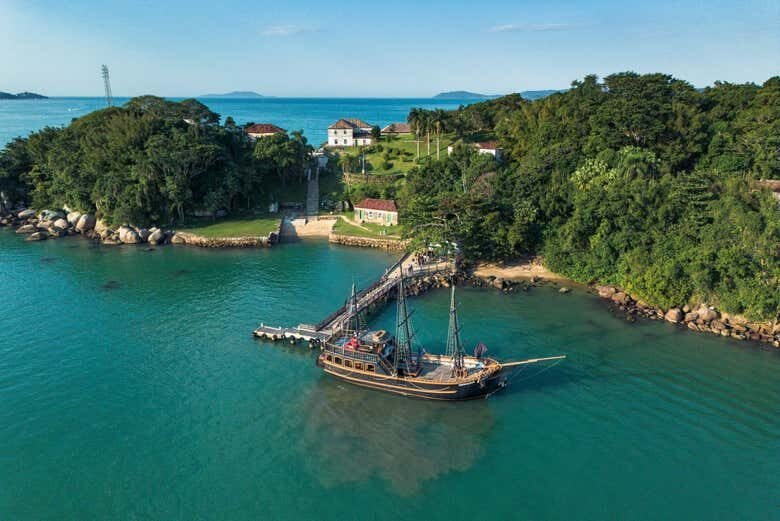 Passeio de Barco Pirata – Ilhas Tropicais em Floripa: escuna + história + paraísos!
