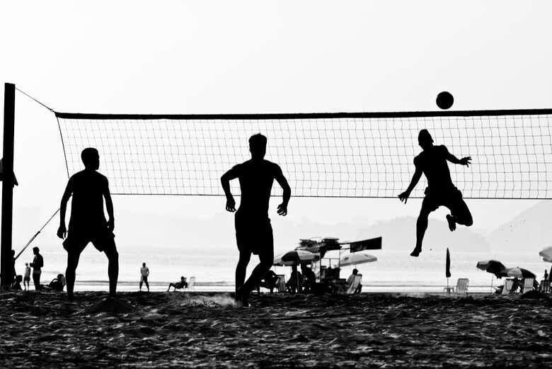 Experimente o Futevôlei na Icônica Praia de Copacabana!