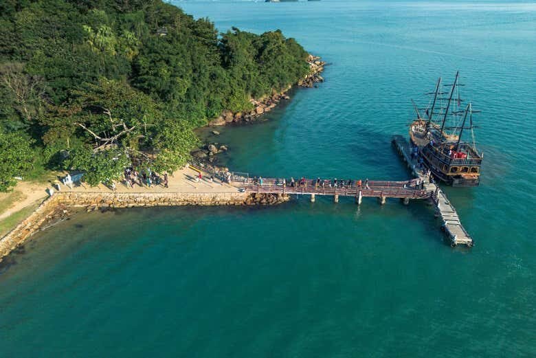 Passeio de Barco Pirata – Ilhas Tropicais em Floripa: escuna + história + paraísos!