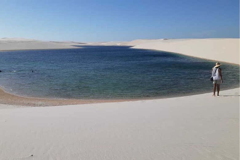 Exploração Fascinante: Caminhada nas Dunas e Descanso na Lagoa Azul nos Lençóis Maranhenses!