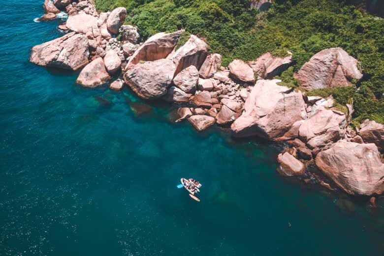 Explore as Maravilhas das Ilhas da Tijuca: Passeio de Lancha com Snorkel Incluso!