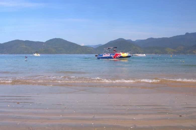 Explore as Praias Paradisíacas do Sul de Ubatuba em um Passeio de Lancha Inesquecível!