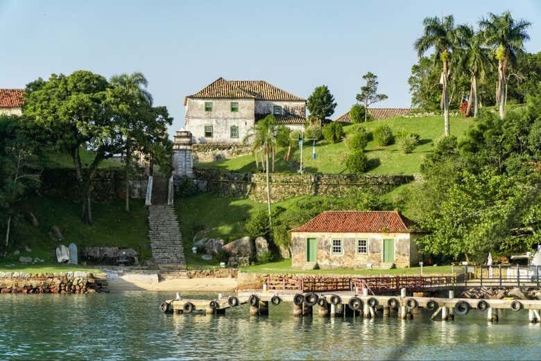 Passeio de Barco Pirata – Ilhas Tropicais em Floripa: escuna + história + paraísos!