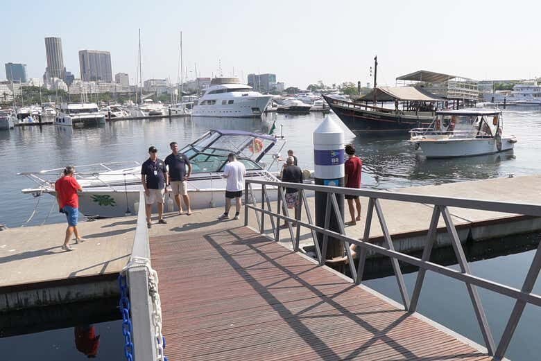Explore as Belezas da Baía de Guanabara ao Entardecer: Um Passeio de Barco Inesquecível!