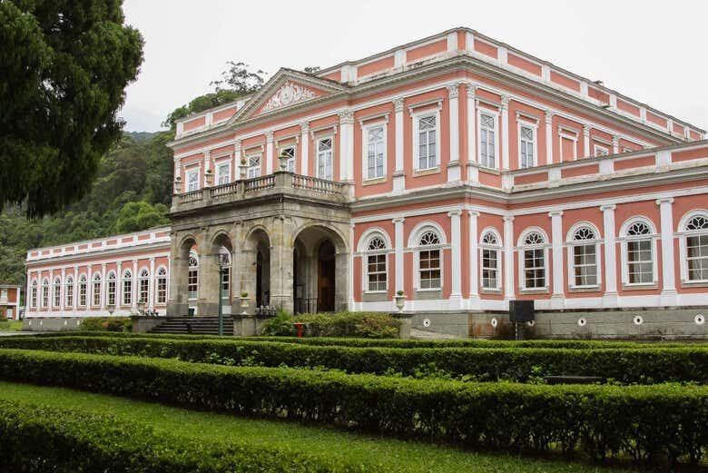 Excursão Privada a Petrópolis ou Arraial do Cabo: Descubra os Encantos!