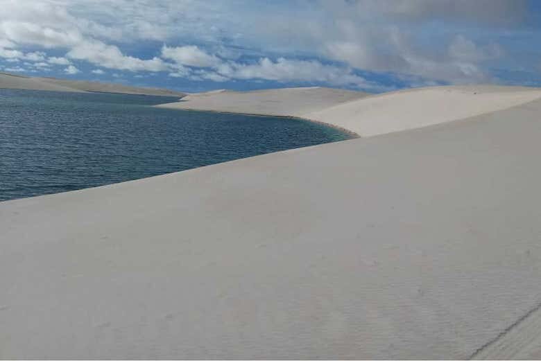 Exploração Fascinante: Caminhada nas Dunas e Descanso na Lagoa Azul nos Lençóis Maranhenses!