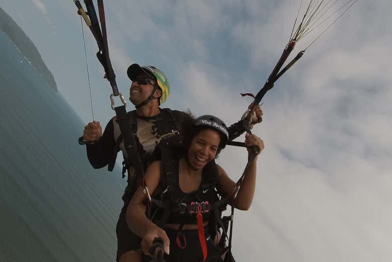 Adrenalina e Beleza Natural: Voo de Parapente sobre São Vicente!