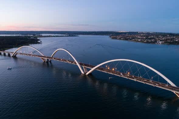 Passeio de Barco no Deslumbrante Lago Paranoá: Descubra a Capital do Brasil de um Ângulo Inusitado!