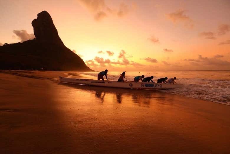 Aventura de Canoa Havaiana em Fernando de Noronha: Explore o Paraíso de Forma Única!