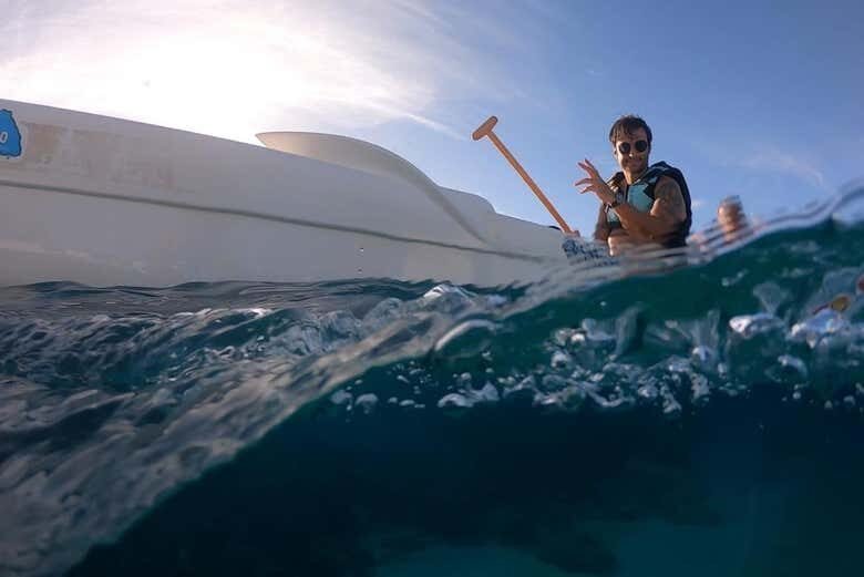 Aventura de Canoa Havaiana em Fernando de Noronha: Explore o Paraíso de Forma Única!