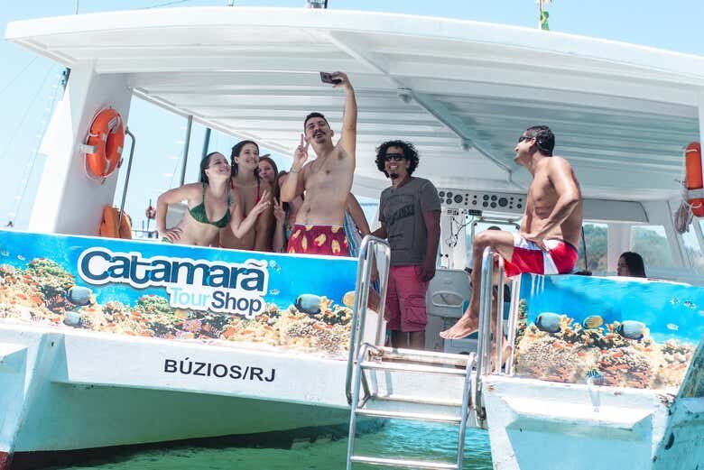 Descubra as Belezas de Búzios: Tour Completo com Almoço e Passeio de Escuna!