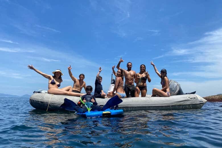 Explore as Maravilhas das Ilhas da Tijuca: Passeio de Lancha com Snorkel Incluso!