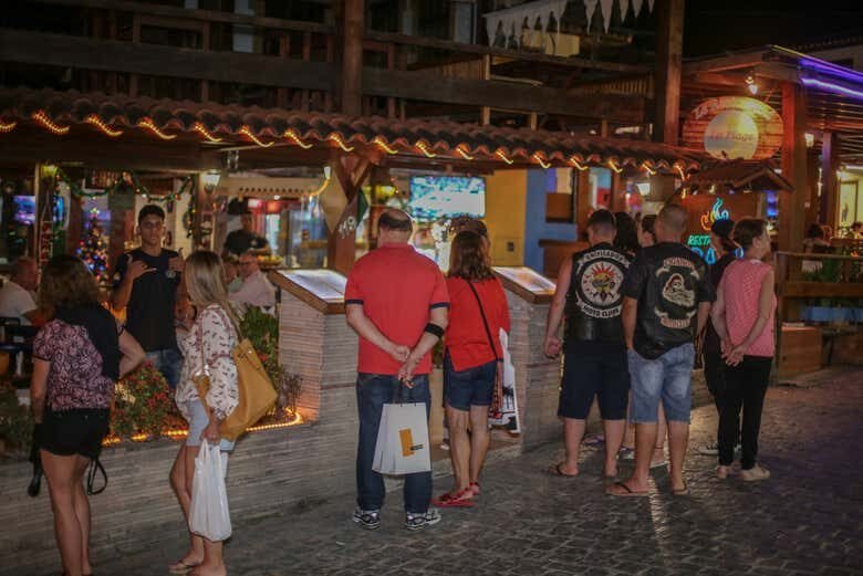 Excursão Noturna a Arraial d'Ajuda com Guia em Português!