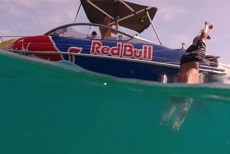 Explore as Praias Paradisíacas do Sul de Ubatuba em um Passeio de Lancha Inesquecível!