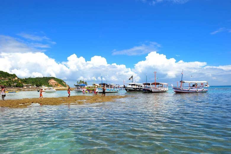 Tour de Lancha pelo Arquipélago de Cairu: Aventuras nas Piscinas Naturais e Praias Paradisíacas!
