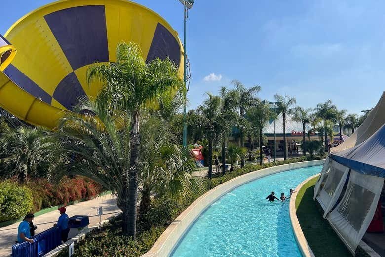 Excursão ao Parque Aquático Wet'n Wild - Diversão para Toda a Família!
