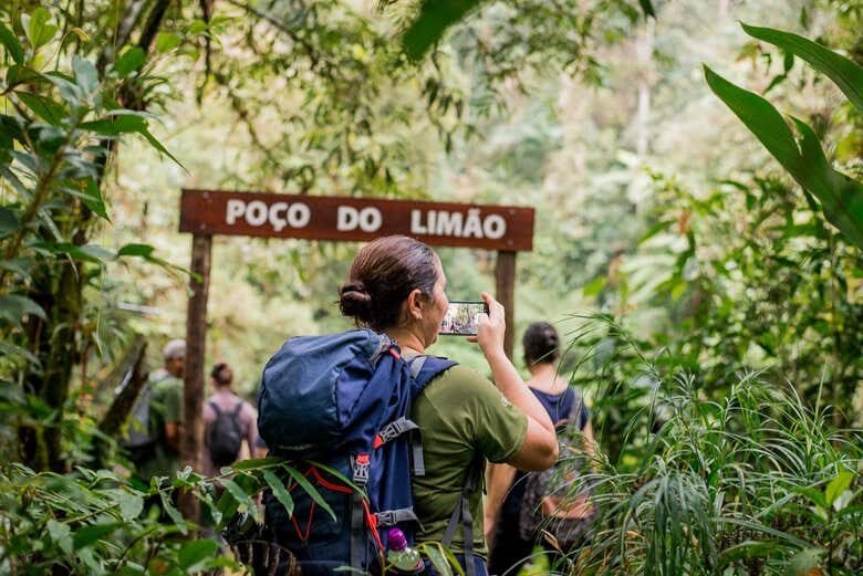 Trilha até a Cachoeira do Guaratuba: Aventure-se na Natureza Selvagem!