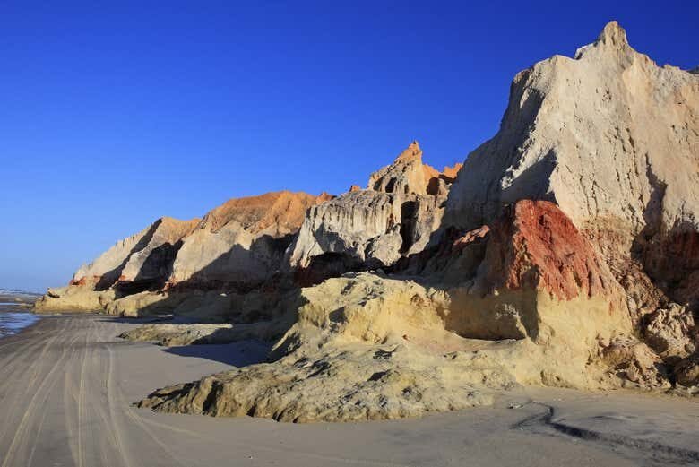 Três Paraísos do Ceará em Um Só Dia: Morro Branco, Fontes e Canoa Quebrada!