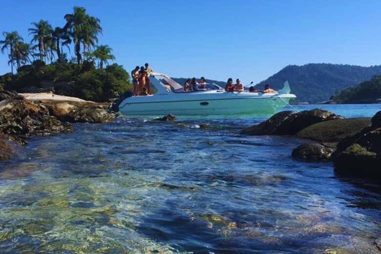 Ilhas Paradisíacas de Angra dos Reis de Lancha saindo da Vila do Abraão!