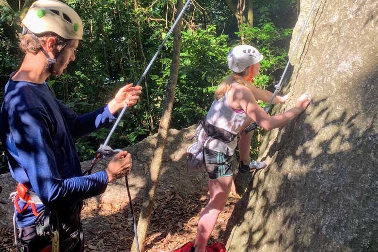 Aventura de Escalada no Morro da Babilônia: Desafie-se com Vistas de Tirar o Fôlego no Rio de Janeiro!