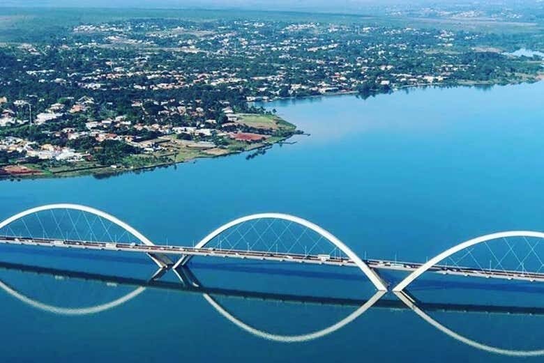 Passeio de Barco no Deslumbrante Lago Paranoá: Descubra a Capital do Brasil de um Ângulo Inusitado!