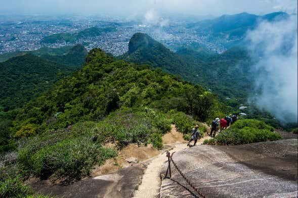 Trilha pelo Pico da Tijuca: Descubra a Natureza Exuberante do Rio de Janeiro!