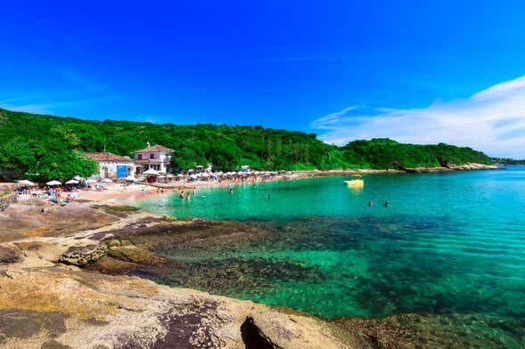 Descubra as Belezas de Búzios: Tour Completo com Almoço e Passeio de Escuna!