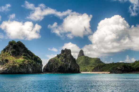 Aventura de Canoa Havaiana em Fernando de Noronha: Explore o Paraíso de Forma Única!