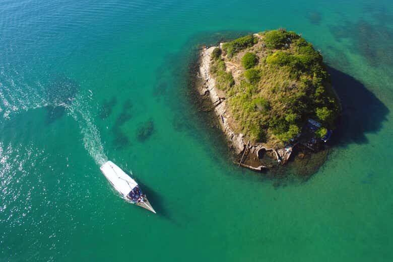 Descubra as Belezas de Cabo Frio em um Passeio de Traineira Inesquecível!
