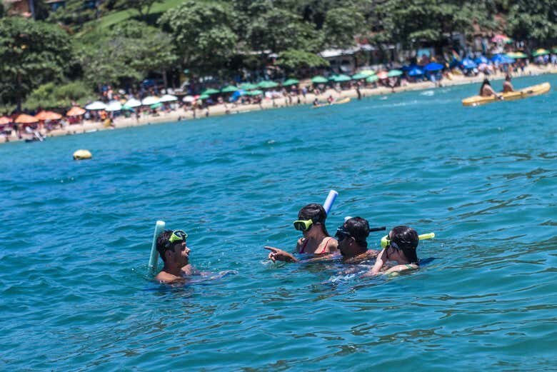 Explore as Praias Paradisíacas de Búzios em um Passeio de Catamarã Inesquecível!