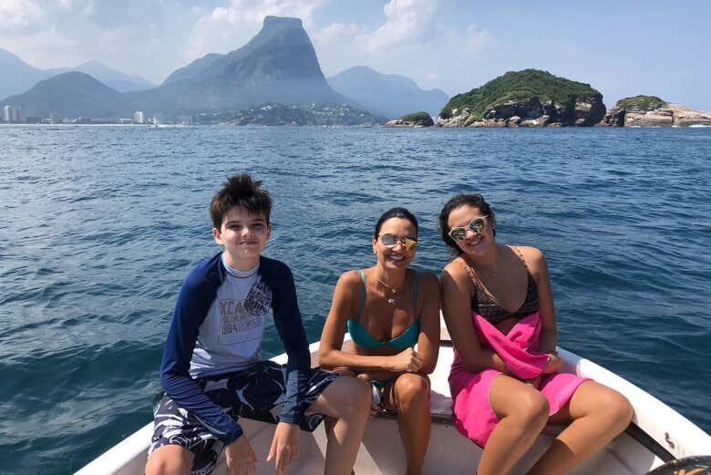 Explore as Maravilhas das Ilhas da Tijuca: Passeio de Lancha com Snorkel Incluso!