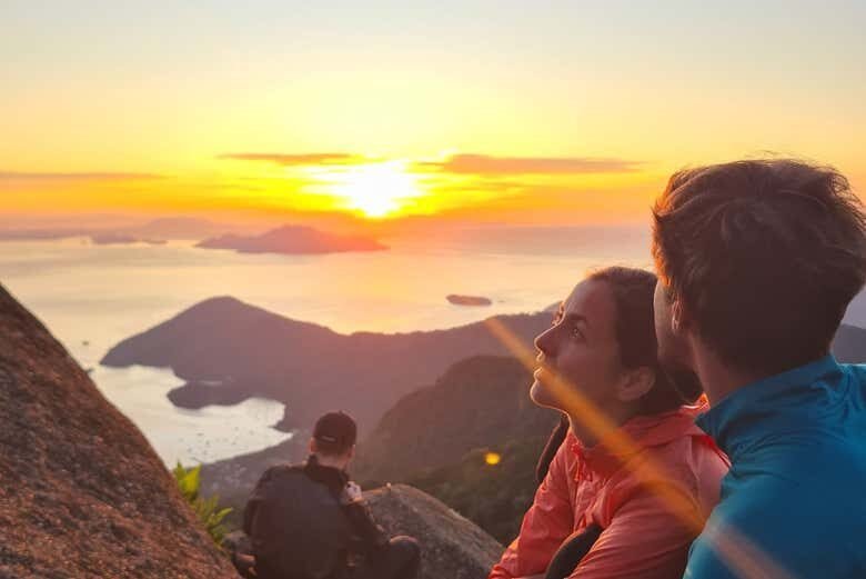 Trilha ao Amanhecer no Pico do Papagaio: Uma Experiência Incrível em Ilha Grande!
