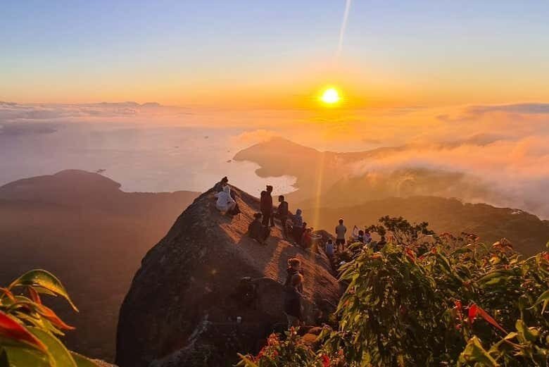 Trilha ao Amanhecer no Pico do Papagaio: Uma Experiência Incrível em Ilha Grande!