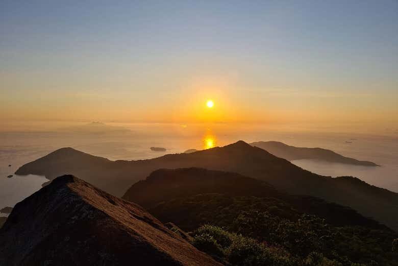 Trilha ao Amanhecer no Pico do Papagaio: Uma Experiência Incrível em Ilha Grande!