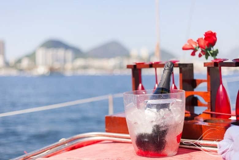 Aluguel de Barco Privado no Rio: Uma Experiência Exclusiva com Capitão!