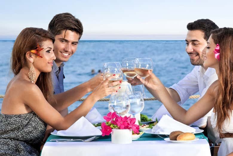 Descubra as Belezas de Búzios: Tour Completo com Almoço e Passeio de Escuna!