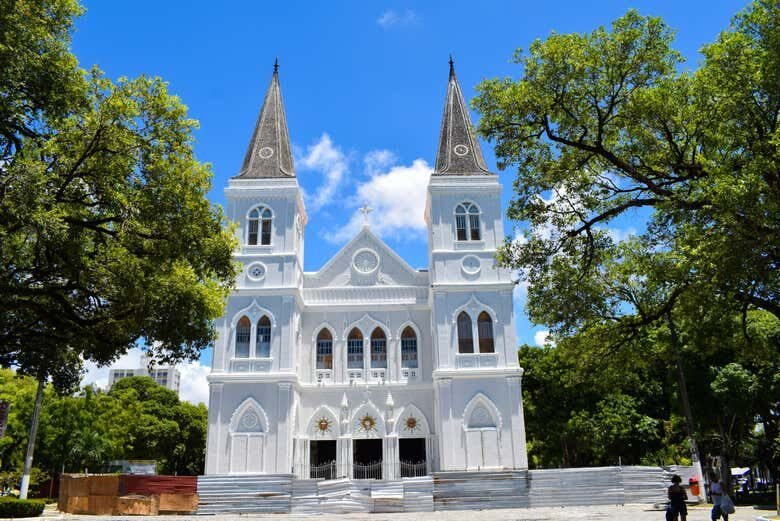 Explore os Encantos de Aracaju e Relaxe na Praia de Aruana!