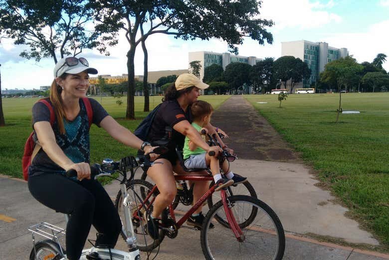 Explore Brasília de Bicicleta: Descubra a Capital com Diversão e Saúde!