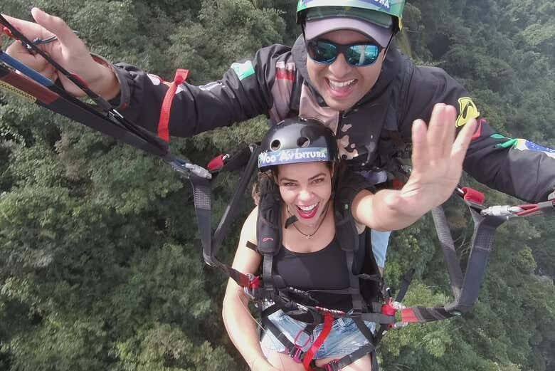 Adrenalina e Beleza Natural: Voo de Parapente sobre São Vicente!