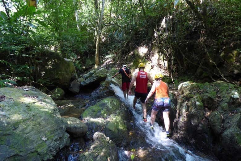 Aventuras Aquáticas no Ribeirão Bonito: Prepare-se para o Water Trekking em Meio à Natureza!