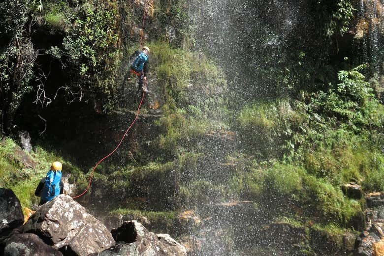 Rapel na Cachoeira Água Fria: Aventura e Adrenalina em Alto Paraíso de Goiás!