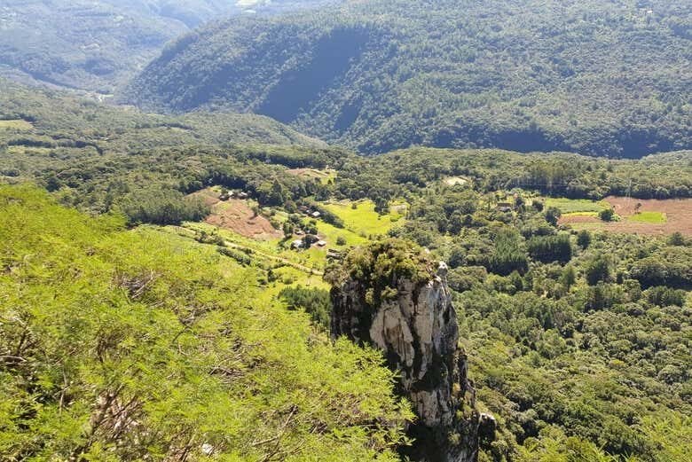 Descubra a Trilha do Dedo de Deus: Aventura na Serra Gaúcha!