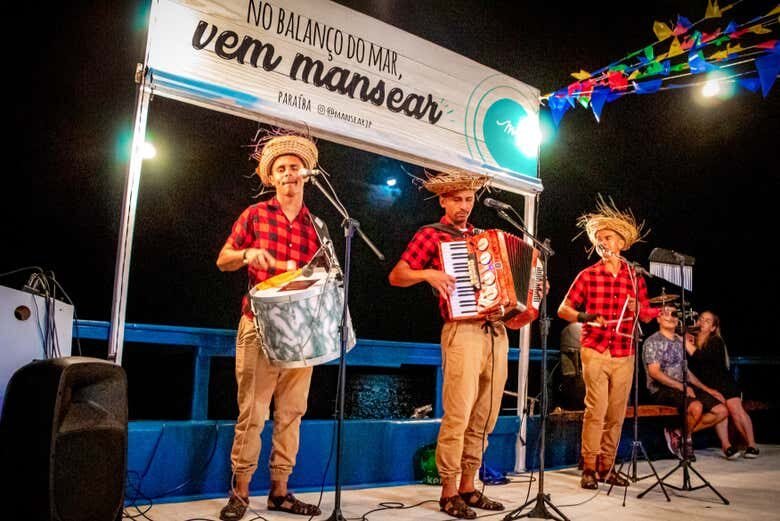 Viva a Cultura Nordestina: Passeio de Barco com Espetáculo Folclórico em João Pessoa!