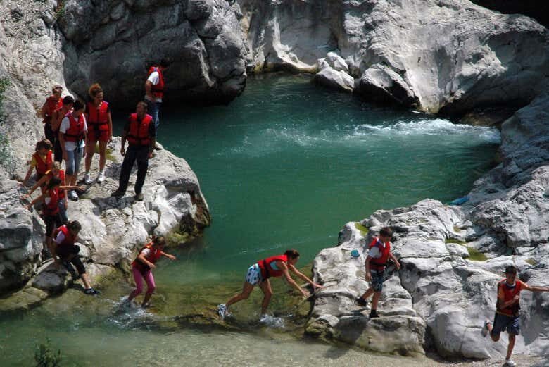 Aventura na Chapada dos Veadeiros: Tubing e Trilha Aquática com Piquenique!