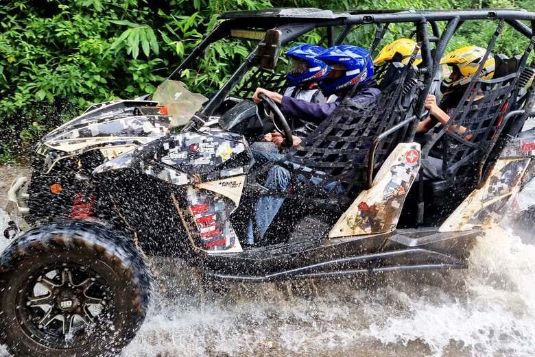 Aventura 4x4 de UTV: trilhas, cachoeiras e muita adrenalina!