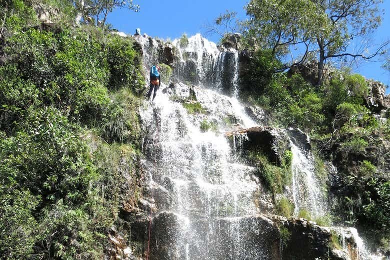 Rapel na Cachoeira Água Fria: Aventura e Adrenalina em Alto Paraíso de Goiás!