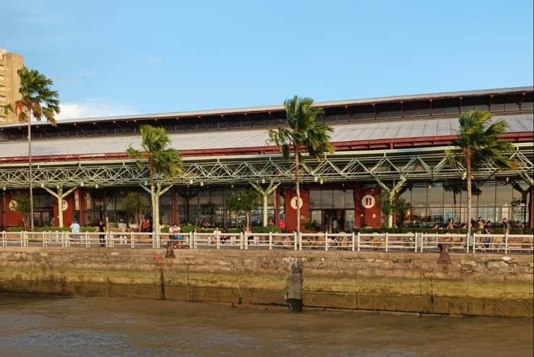 Belém ao Entardecer: Passeio de Barco com Carimbó na Baía do Guajará!