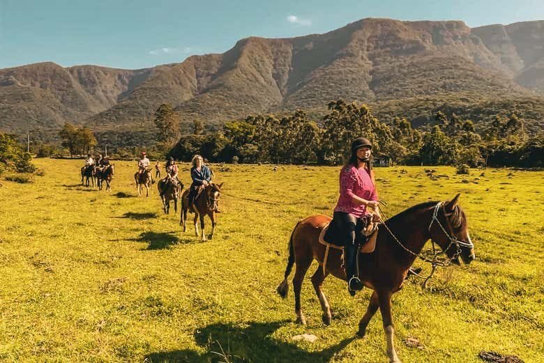 Passeio a Cavalo em Praia Grande – Entre Cânions e Tradições!