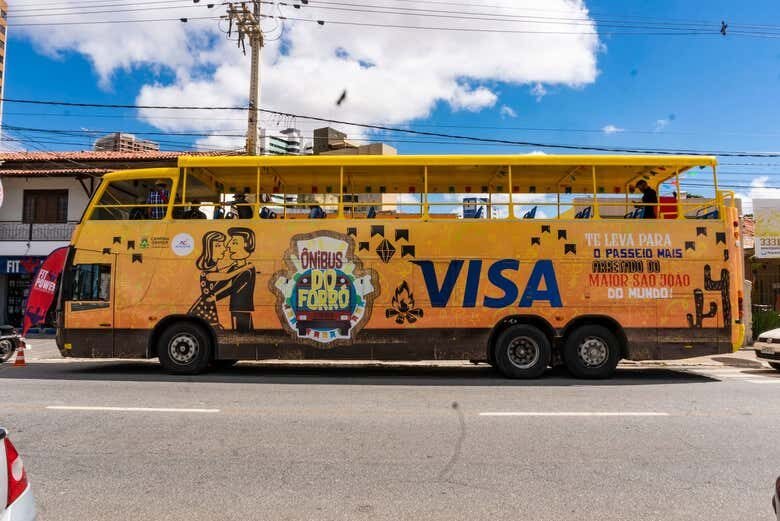 Conheça Campina Grande em um Party Bus cheio de forró e cultura!