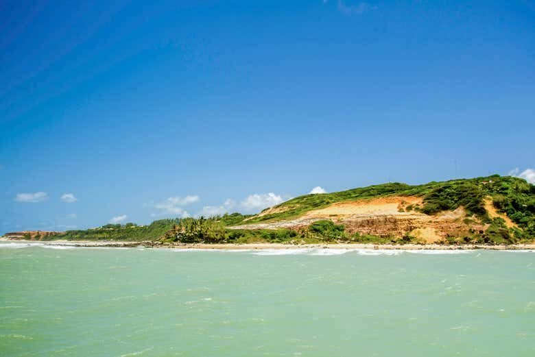 Desfrute das Incríveis Praias de Pipa com Partida de João Pessoa!